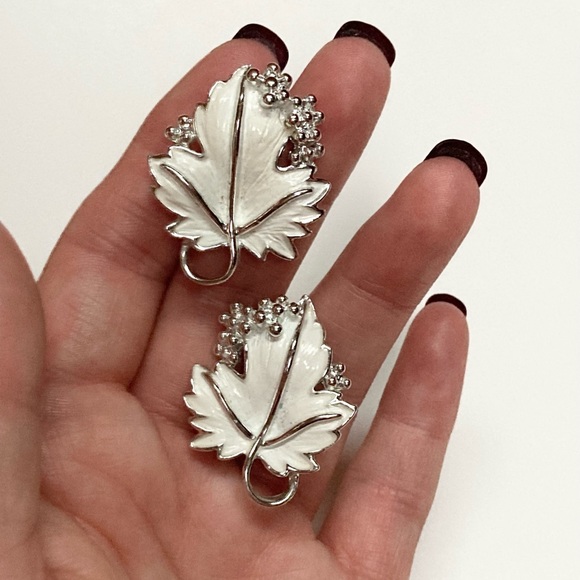 1960s Sarah Coventry White Maple Leaf Clip On Enamel Earrings - Picture 2 of 7